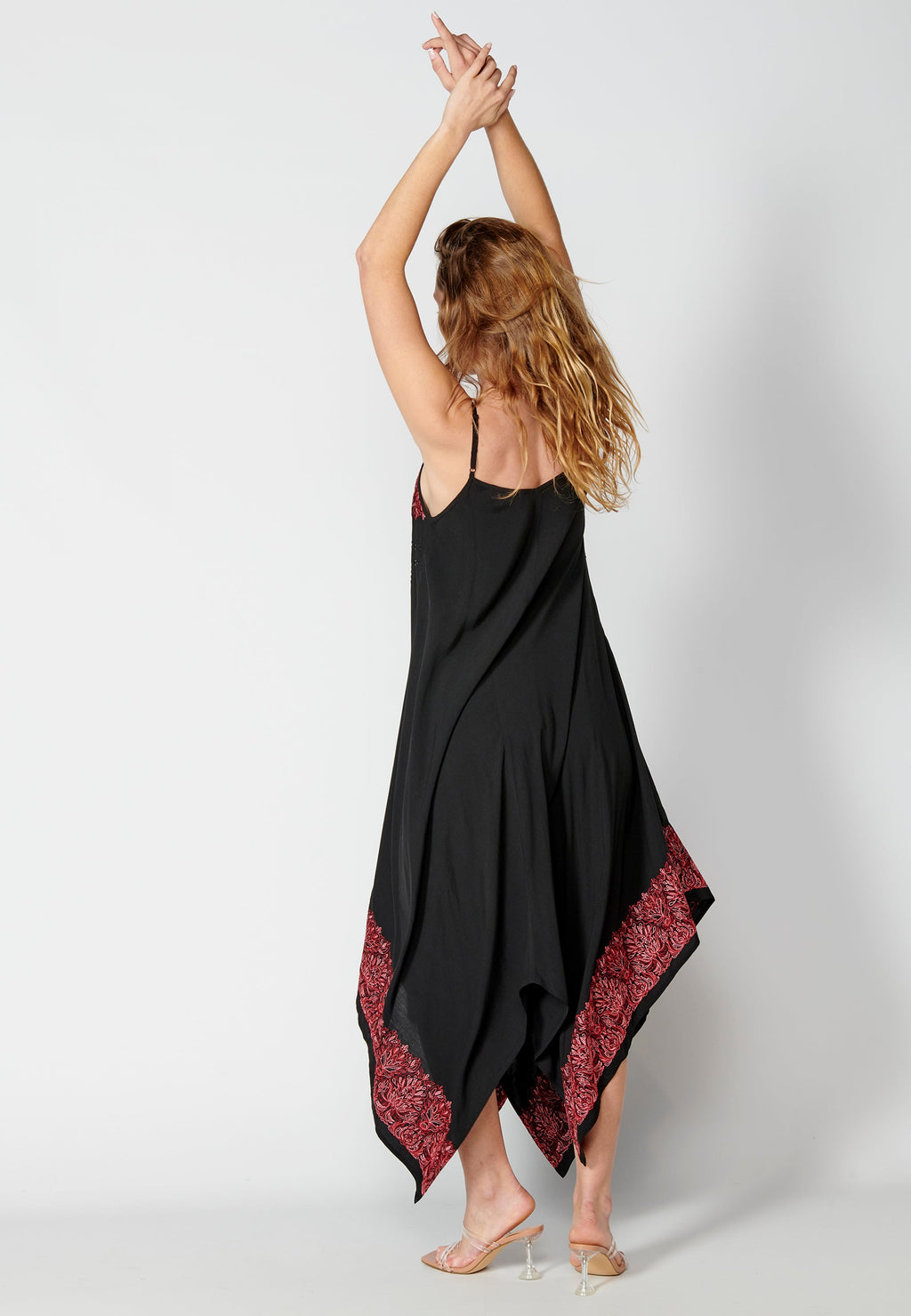 Vestido largo de tirantes con detalles bordados para mujer | moda actual
