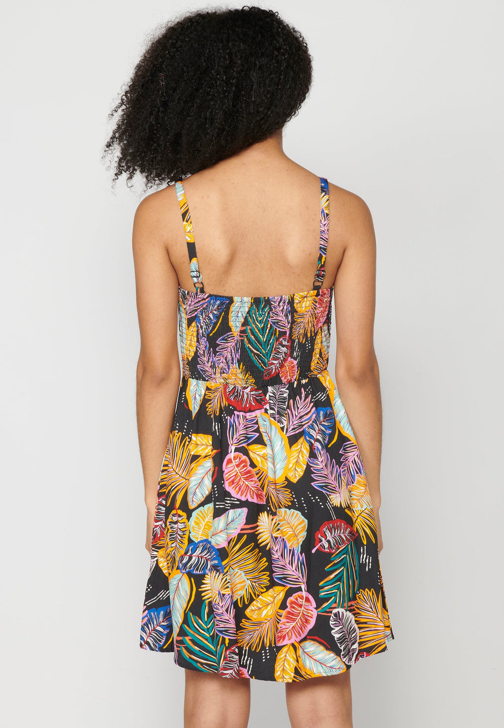Vestido corto de tirantes con escote pico y estampado tropical multicolor para mujer | moda actual