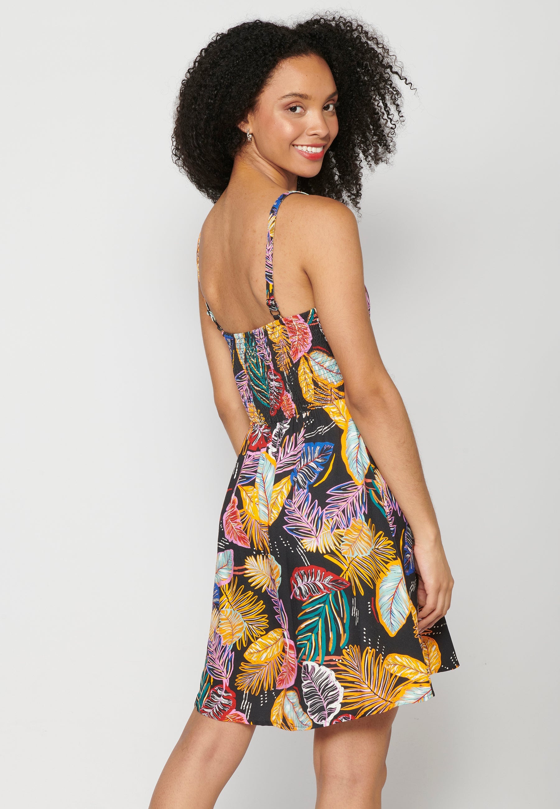 Vestido corto de tirantes con escote pico y estampado tropical multicolor para mujer | moda actual