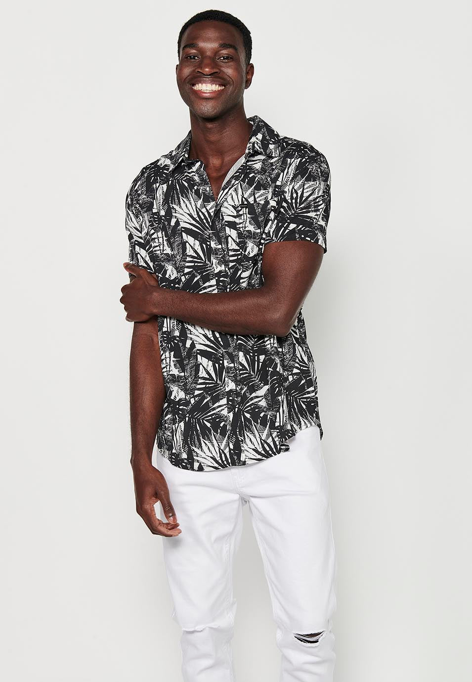 Camisa Hombre Manga Corta Estampado Tropical Cuello Cubano Viscosa – Koroshi 2411CC36