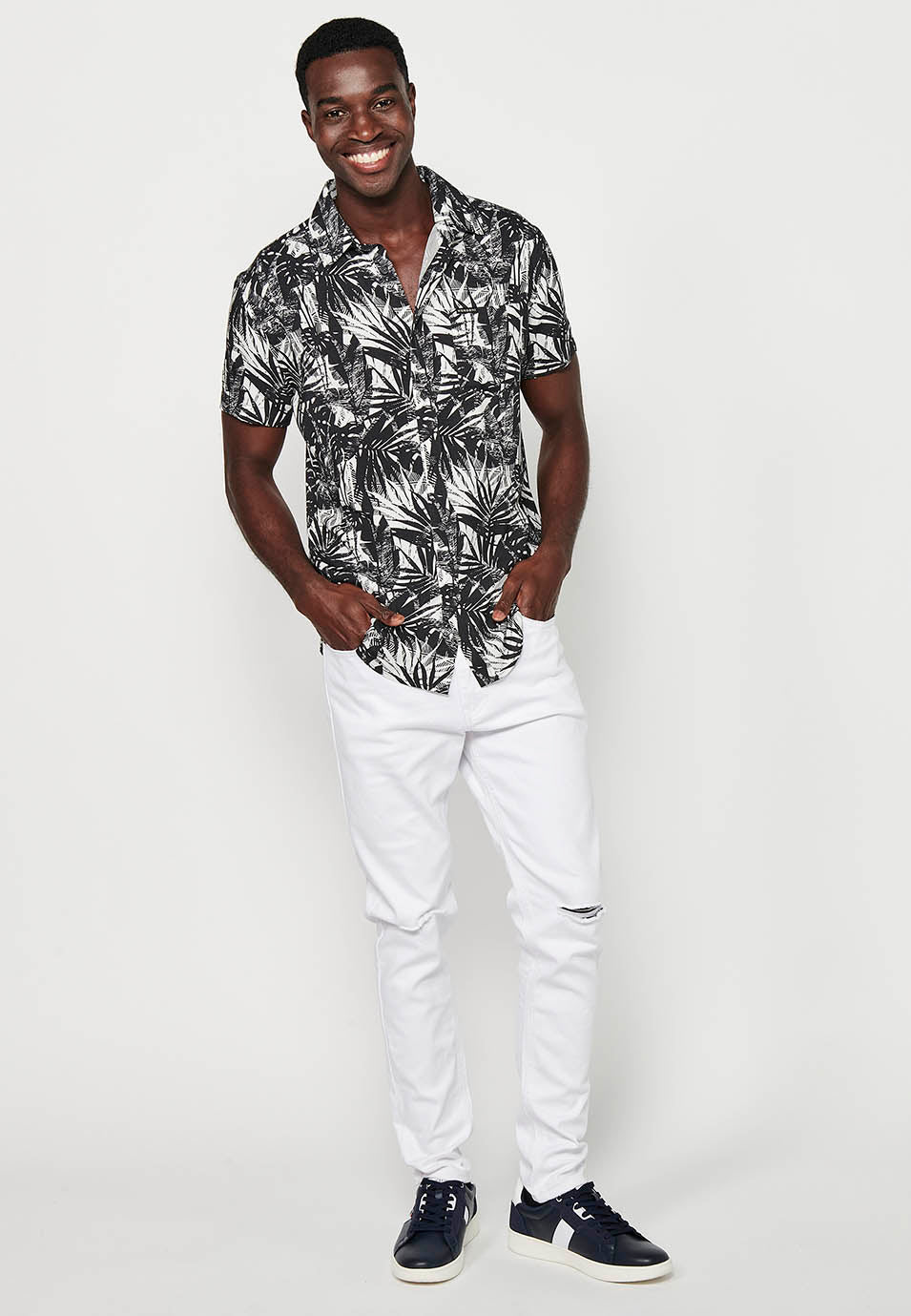 Camisa Hombre Manga Corta Estampado Tropical Cuello Cubano Viscosa – Koroshi 2411CC36