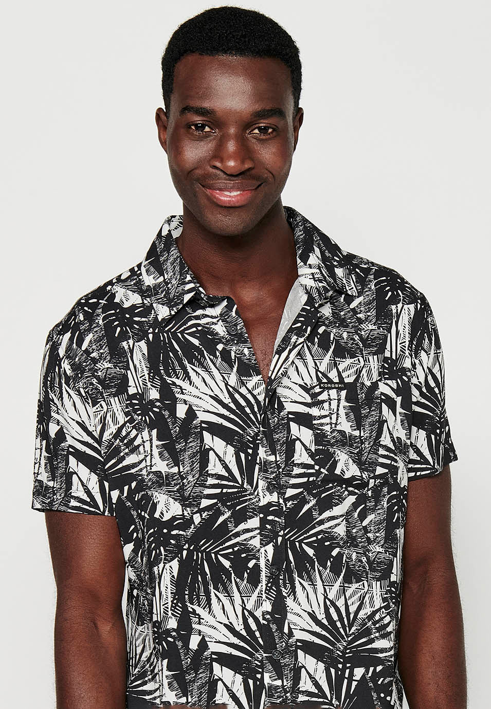 Camisa Hombre Manga Corta Estampado Tropical Cuello Cubano Viscosa – Koroshi 2411CC36