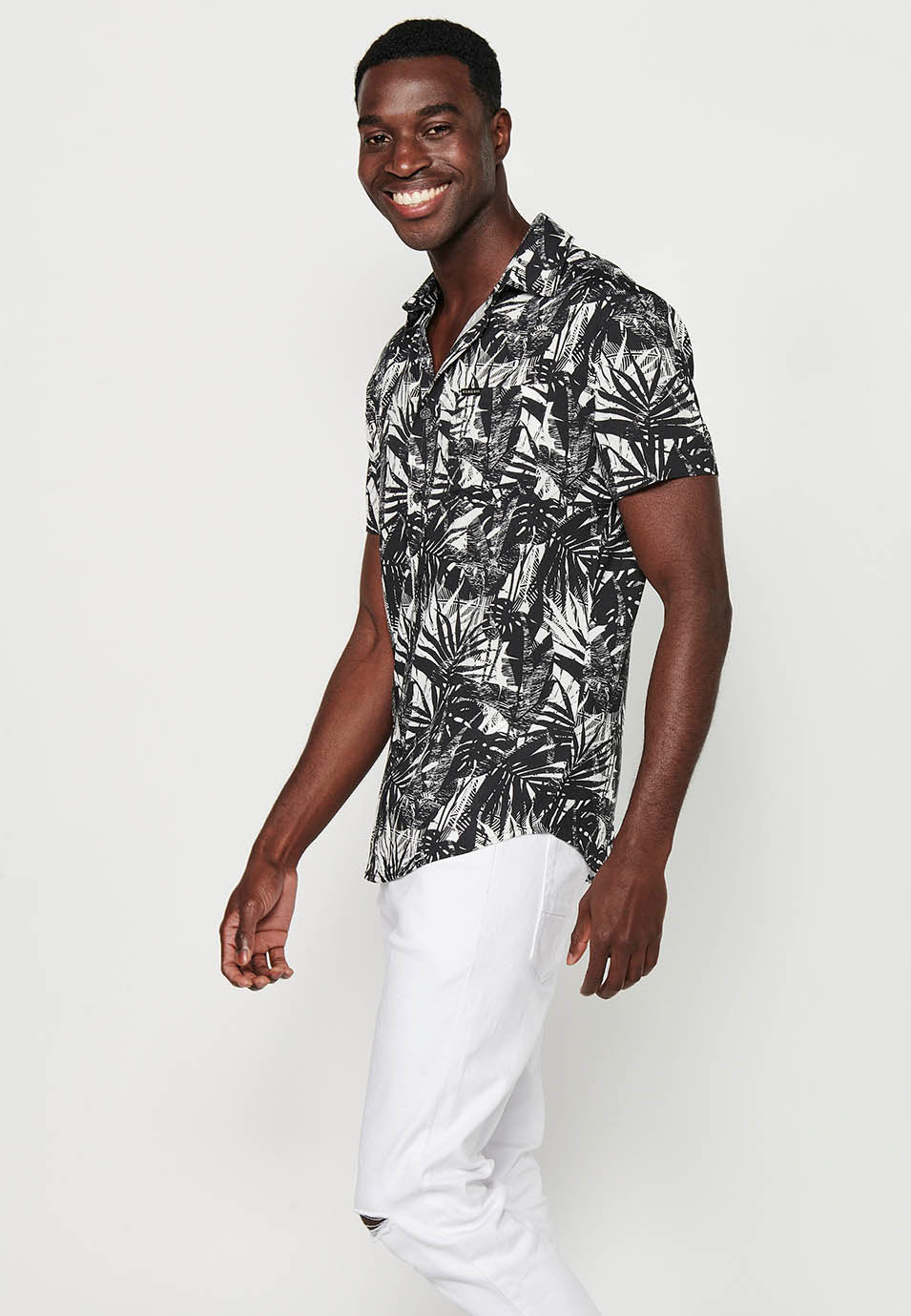 Camisa Hombre Manga Corta Estampado Tropical Cuello Cubano Viscosa – Koroshi 2411CC36