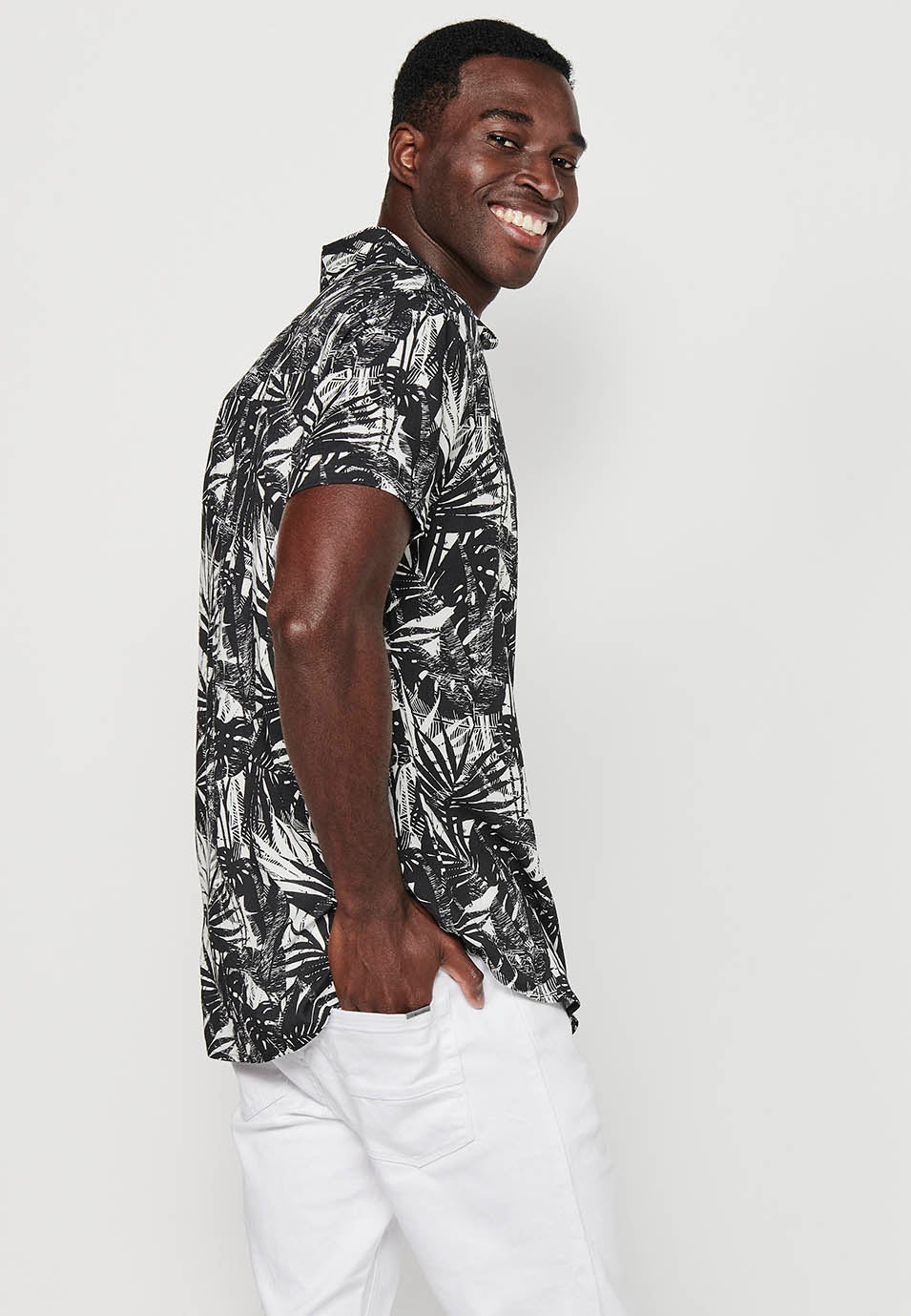 Camisa Hombre Manga Corta Estampado Tropical Cuello Cubano Viscosa – Koroshi 2411CC36