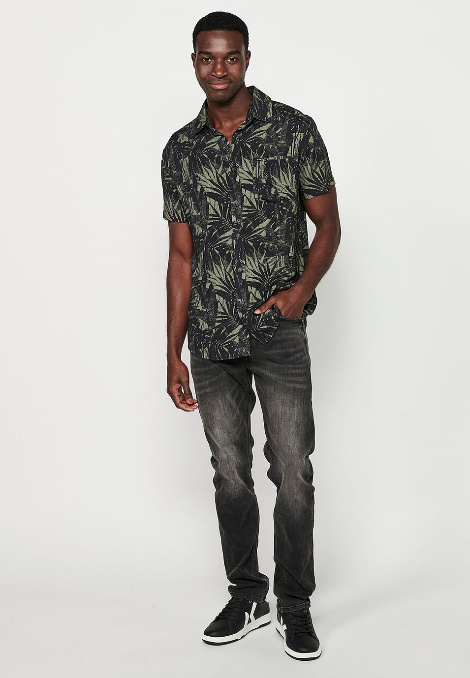 Camisa Hombre Manga Corta Estampado Tropical Cuello Cubano Viscosa – Koroshi 2411CC36