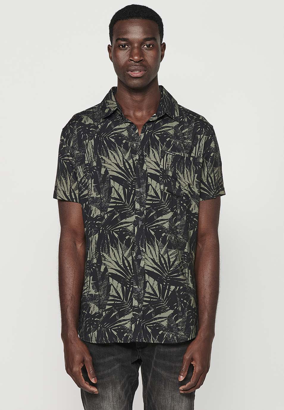 Camisa Hombre Manga Corta Estampado Tropical Cuello Cubano Viscosa – Koroshi 2411CC36