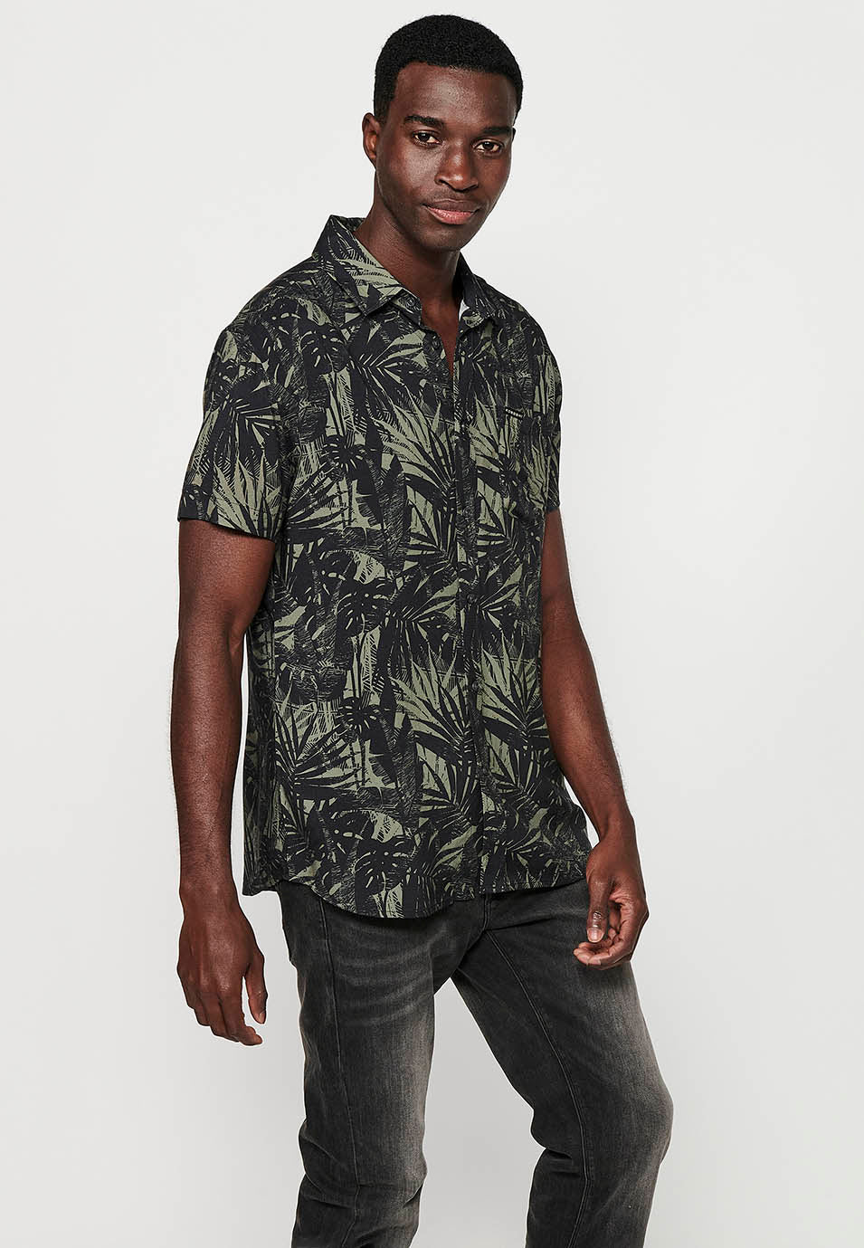 Camisa Hombre Manga Corta Estampado Tropical Cuello Cubano Viscosa – Koroshi 2411CC36