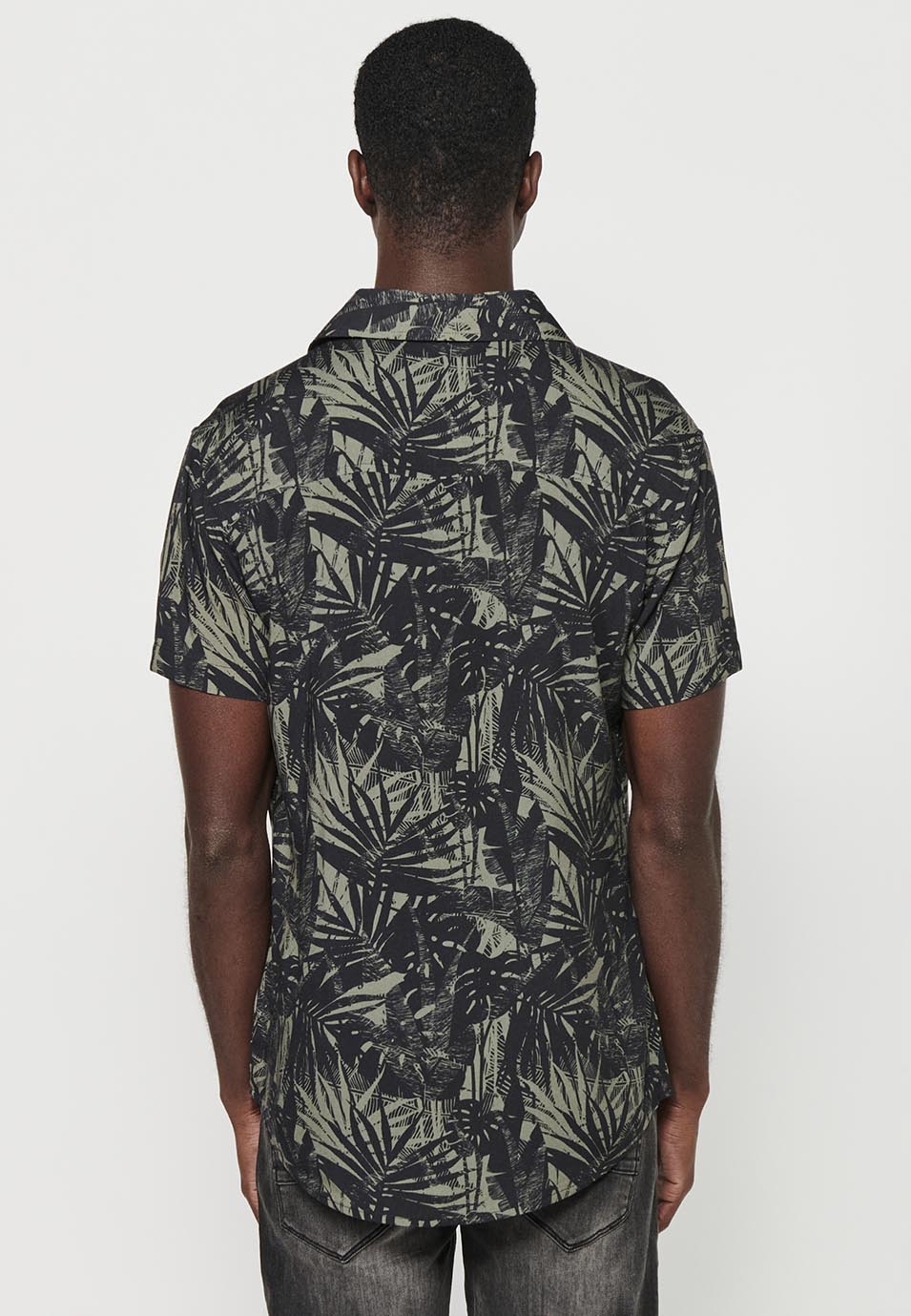 Camisa Hombre Manga Corta Estampado Tropical Cuello Cubano Viscosa – Koroshi 2411CC36