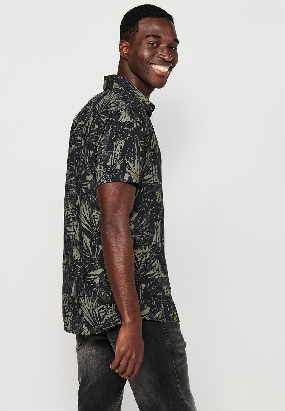 Camisa Hombre Manga Corta Estampado Tropical Cuello Cubano Viscosa – Koroshi 2411CC36