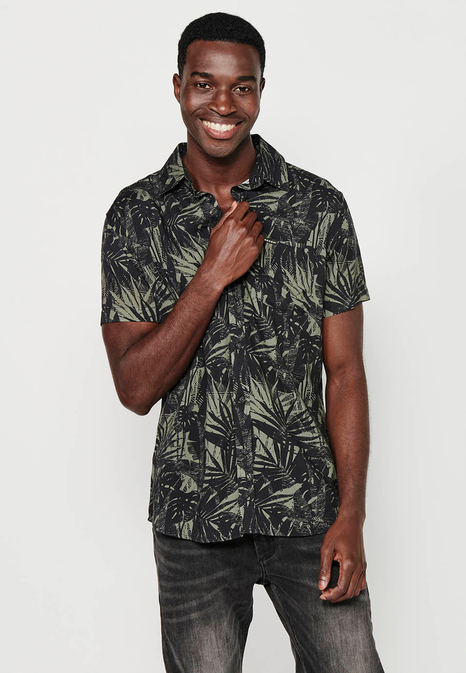 Camisa Hombre Manga Corta Estampado Tropical Cuello Cubano Viscosa – Koroshi 2411CC36