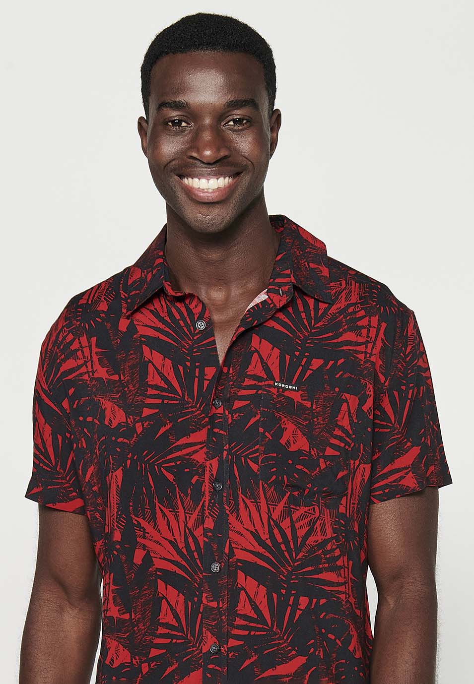 Camisa Hombre Manga Corta Estampado Tropical Cuello Cubano Viscosa – Koroshi 2411CC36