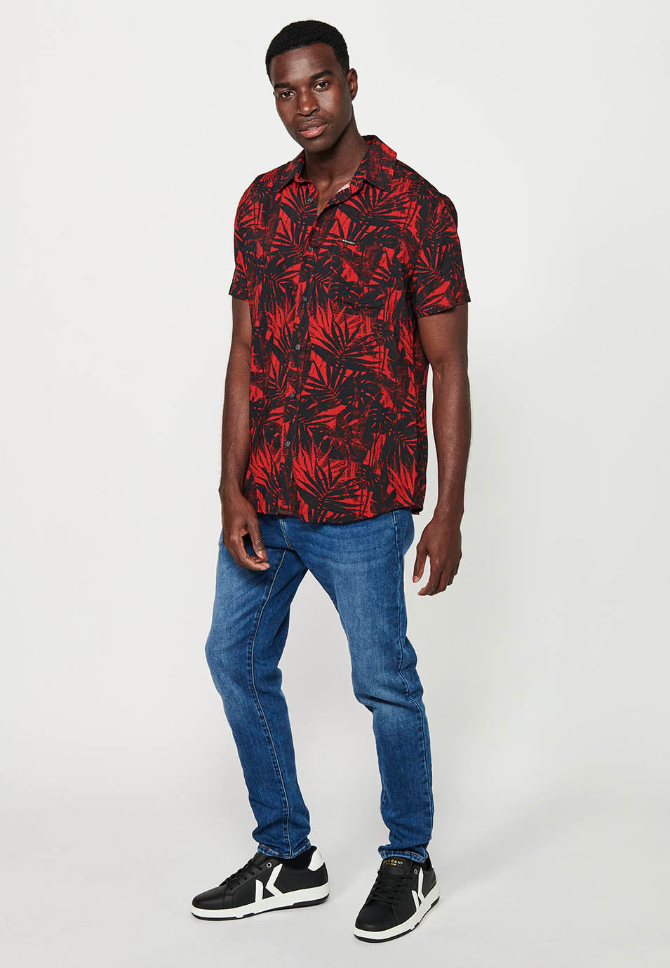 Camisa Hombre Manga Corta Estampado Tropical Cuello Cubano Viscosa – Koroshi 2411CC36