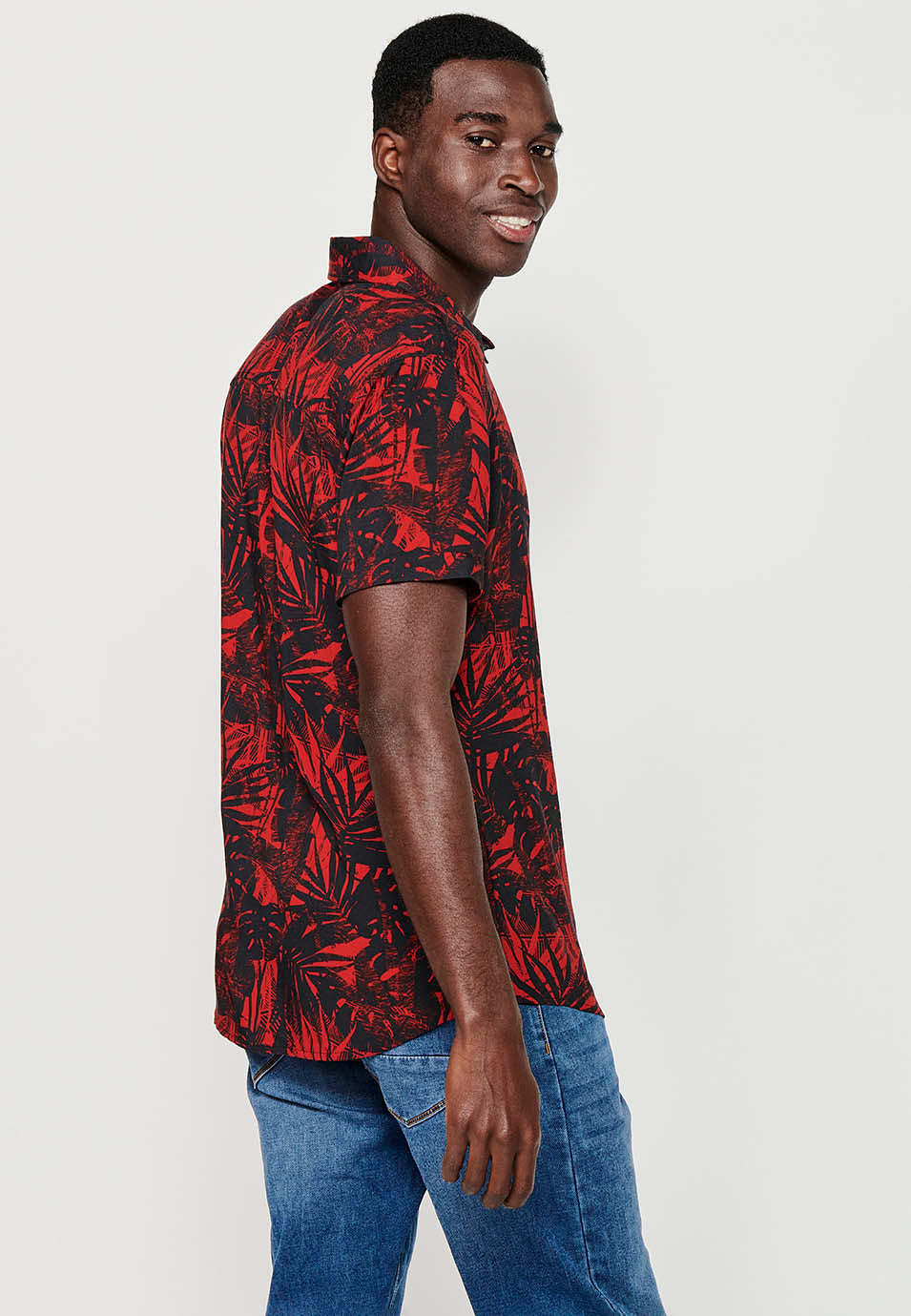 Camisa Hombre Manga Corta Estampado Tropical Cuello Cubano Viscosa – Koroshi 2411CC36
