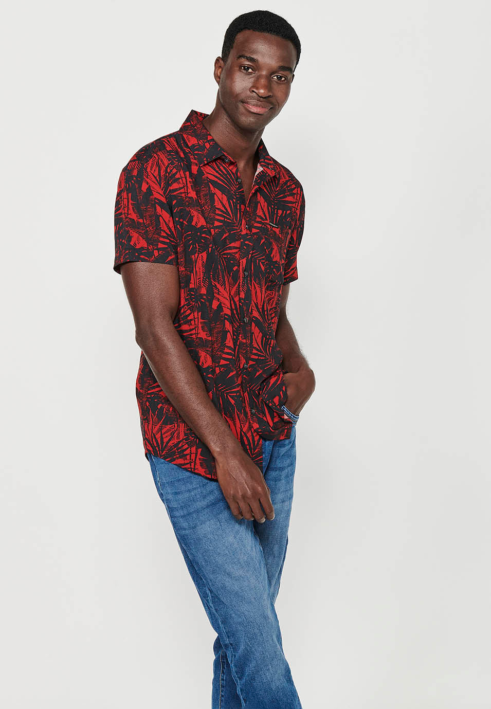 Camisa Hombre Manga Corta Estampado Tropical Cuello Cubano Viscosa – Koroshi 2411CC36
