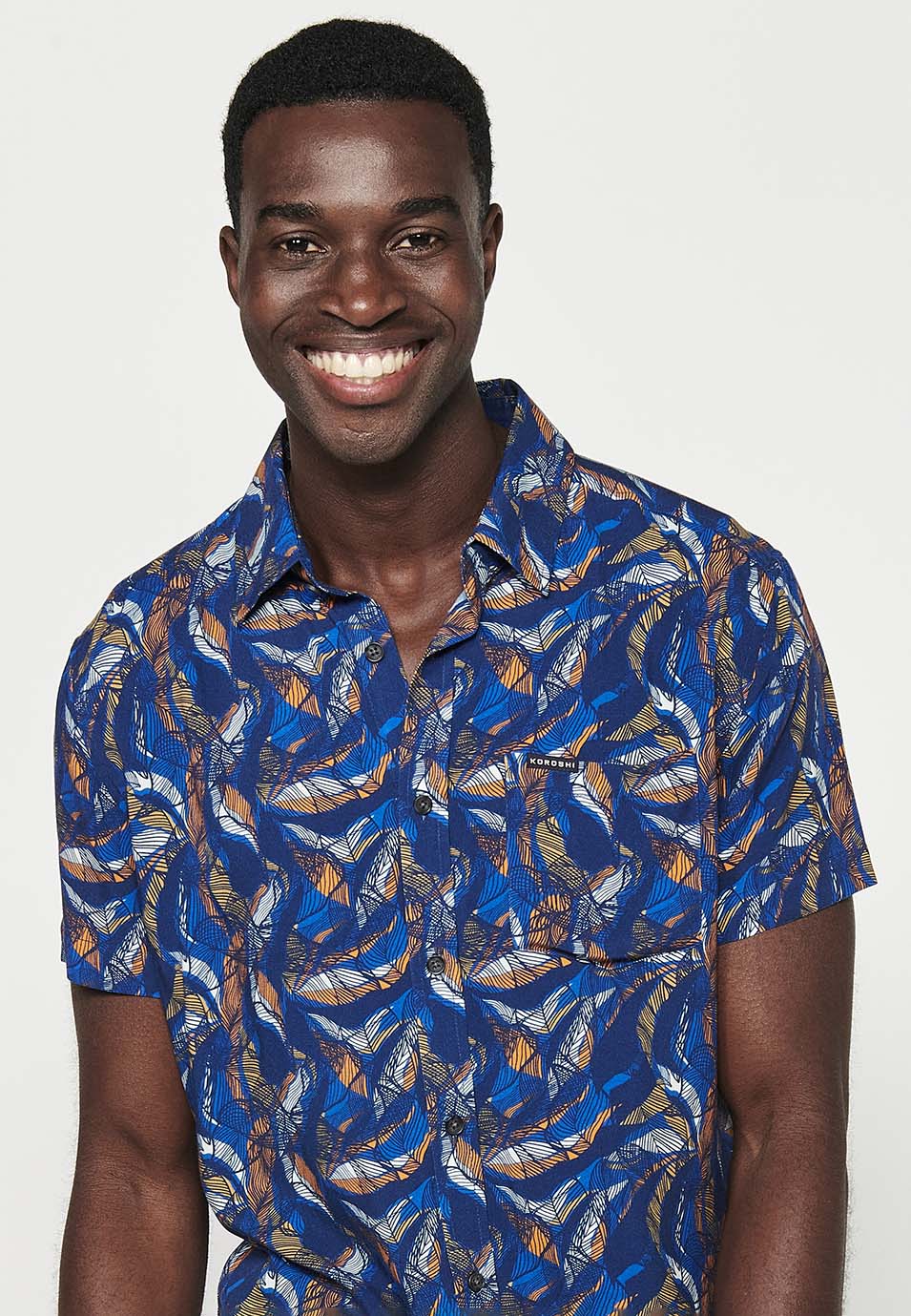 Camisa Hombre Manga Corta Estampado Tropical Cuello Cubano Viscosa – Koroshi 2411CC36
