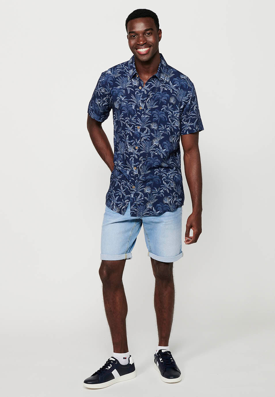 Camisa Hombre Manga Corta Estampado Palmeras Viscosa – Koroshi 2411CC44