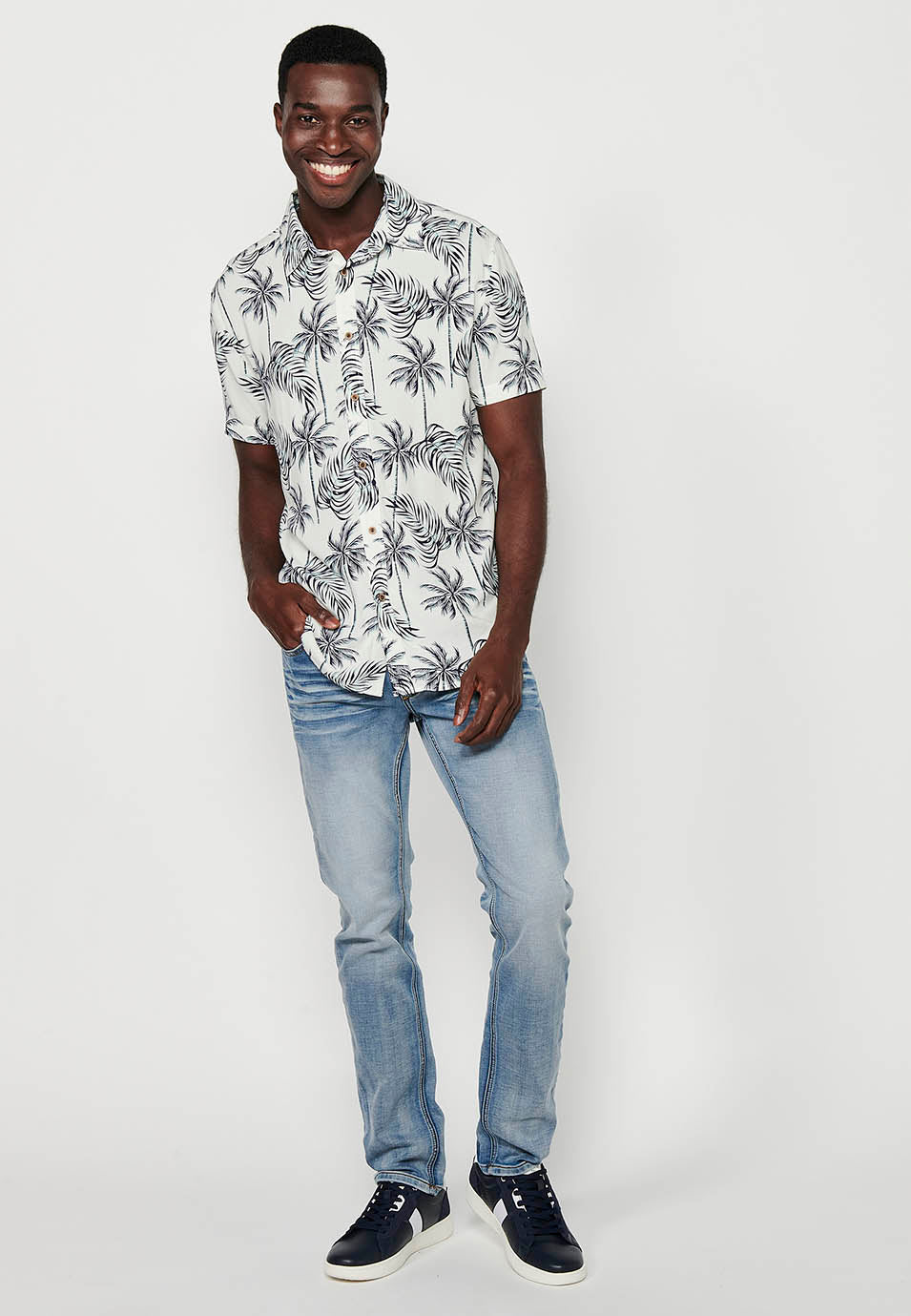 Camisa Hombre Manga Corta Estampado Tropical Palmeras Viscosa – Koroshi 2411CC50