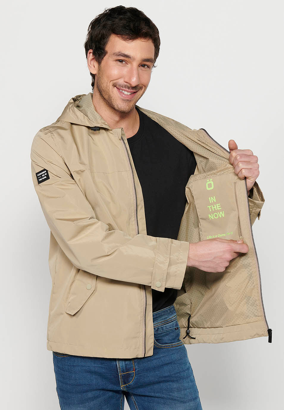 Cazadora Cortavientos Repelente al Agua con Capucha Hombre – Koroshi Beige