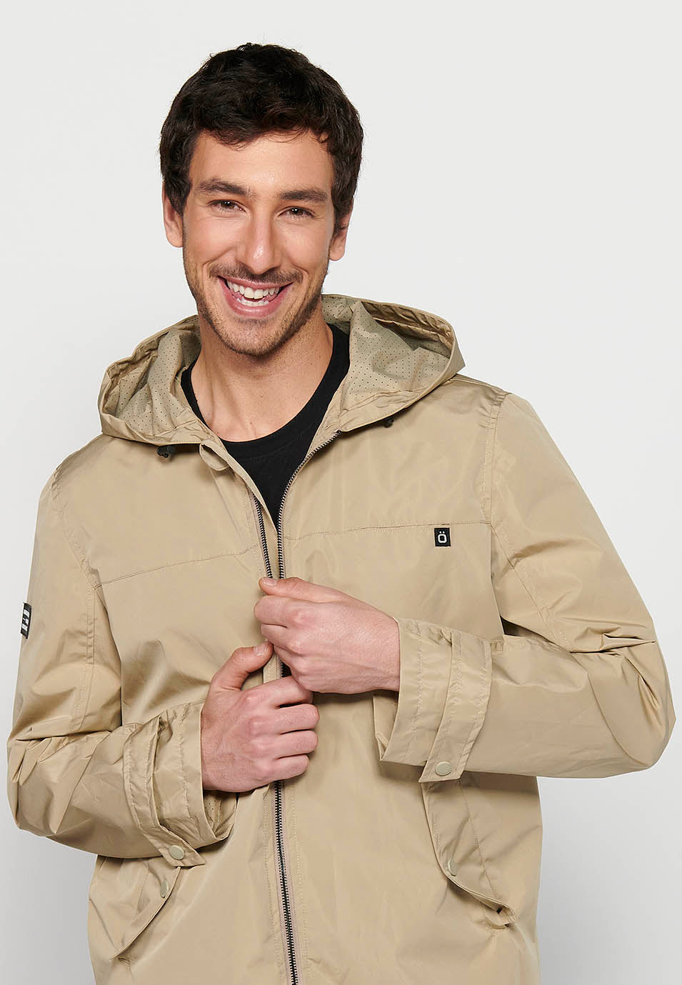 Cazadora Cortavientos Repelente al Agua con Capucha Hombre – Koroshi Beige