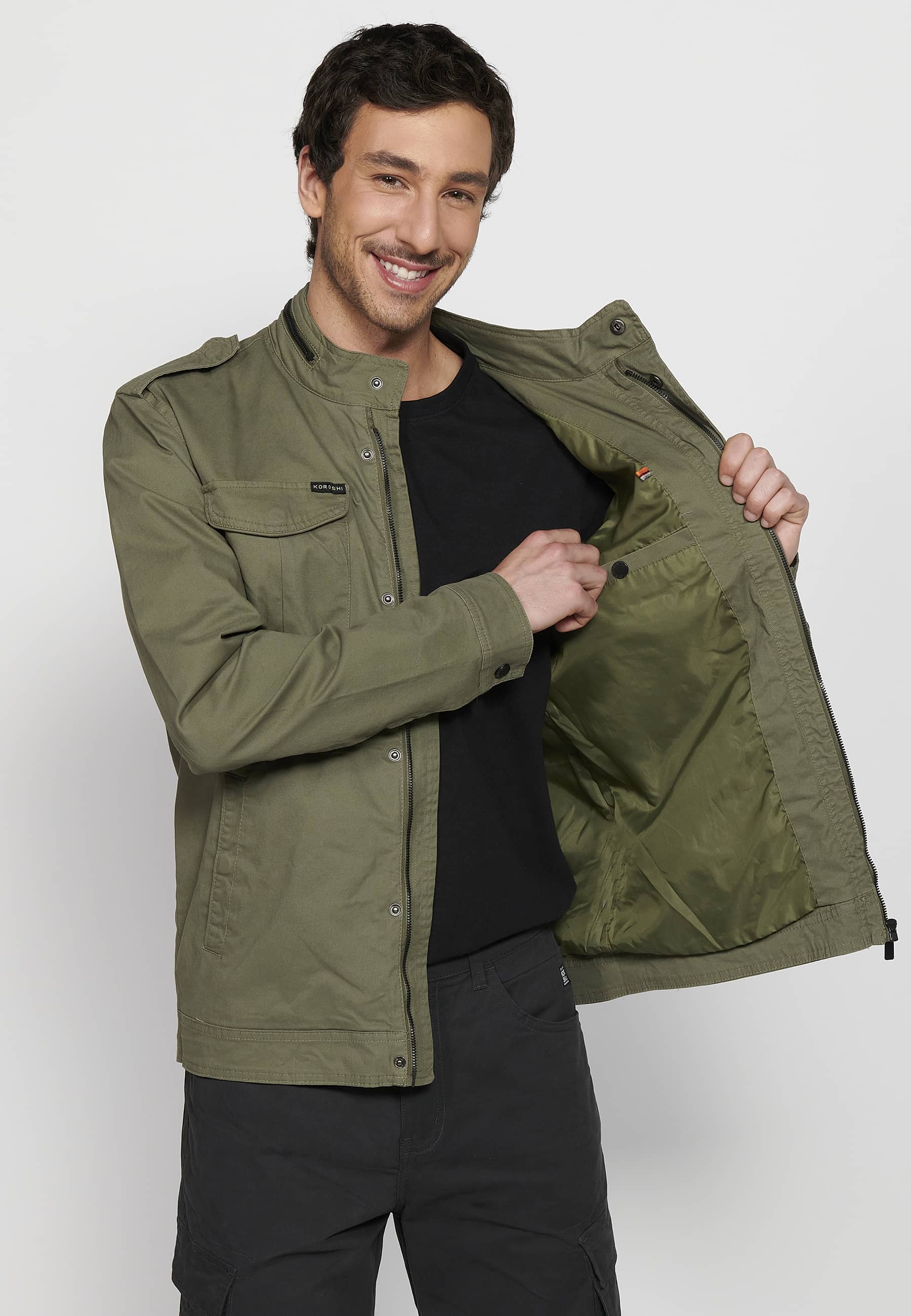 Sobrecamisa militar cuello alto con cremallera y bolsillos Hombre – Koroshi 2411JA26