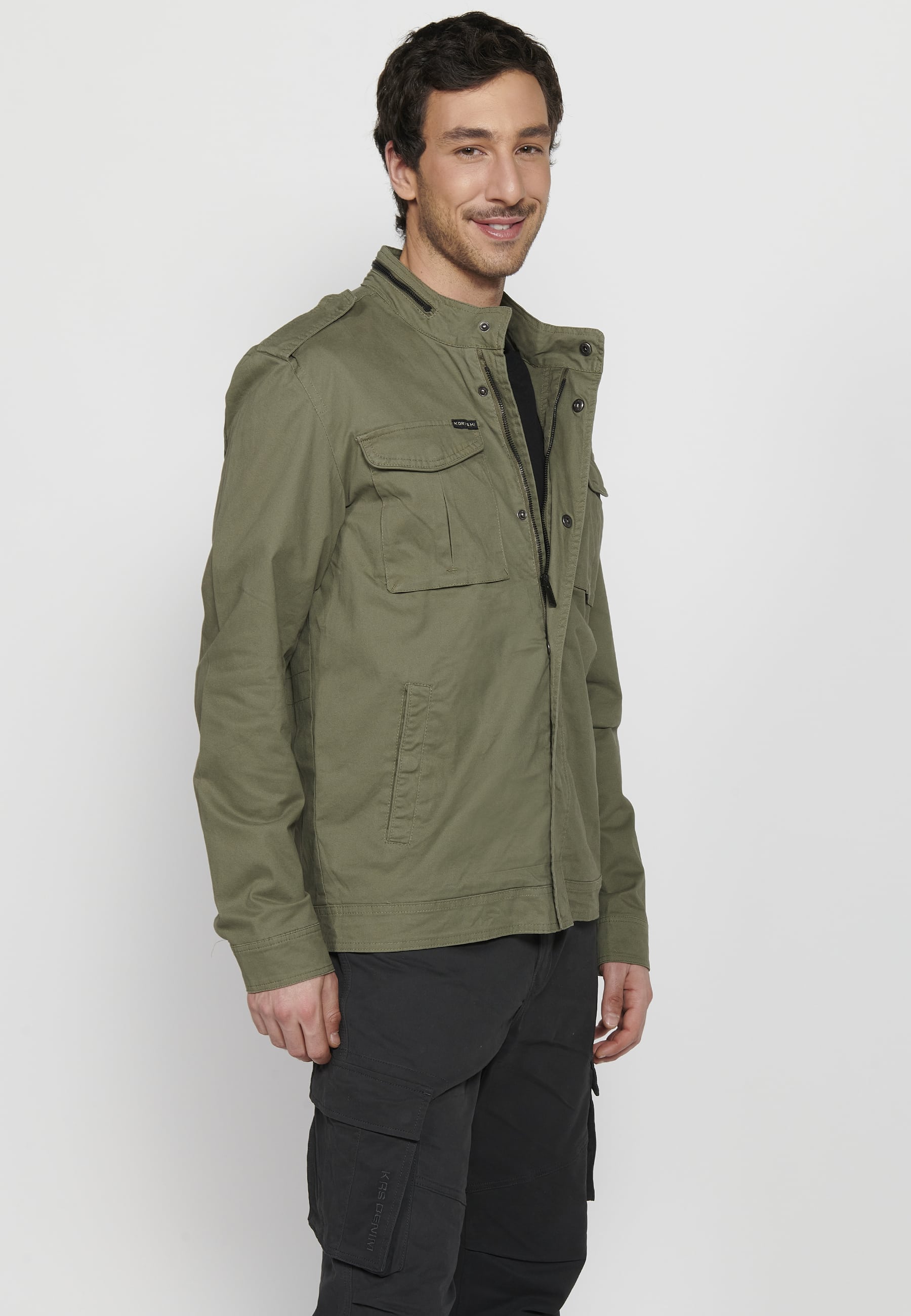 Sobrecamisa militar cuello alto con cremallera y bolsillos Hombre – Koroshi 2411JA26