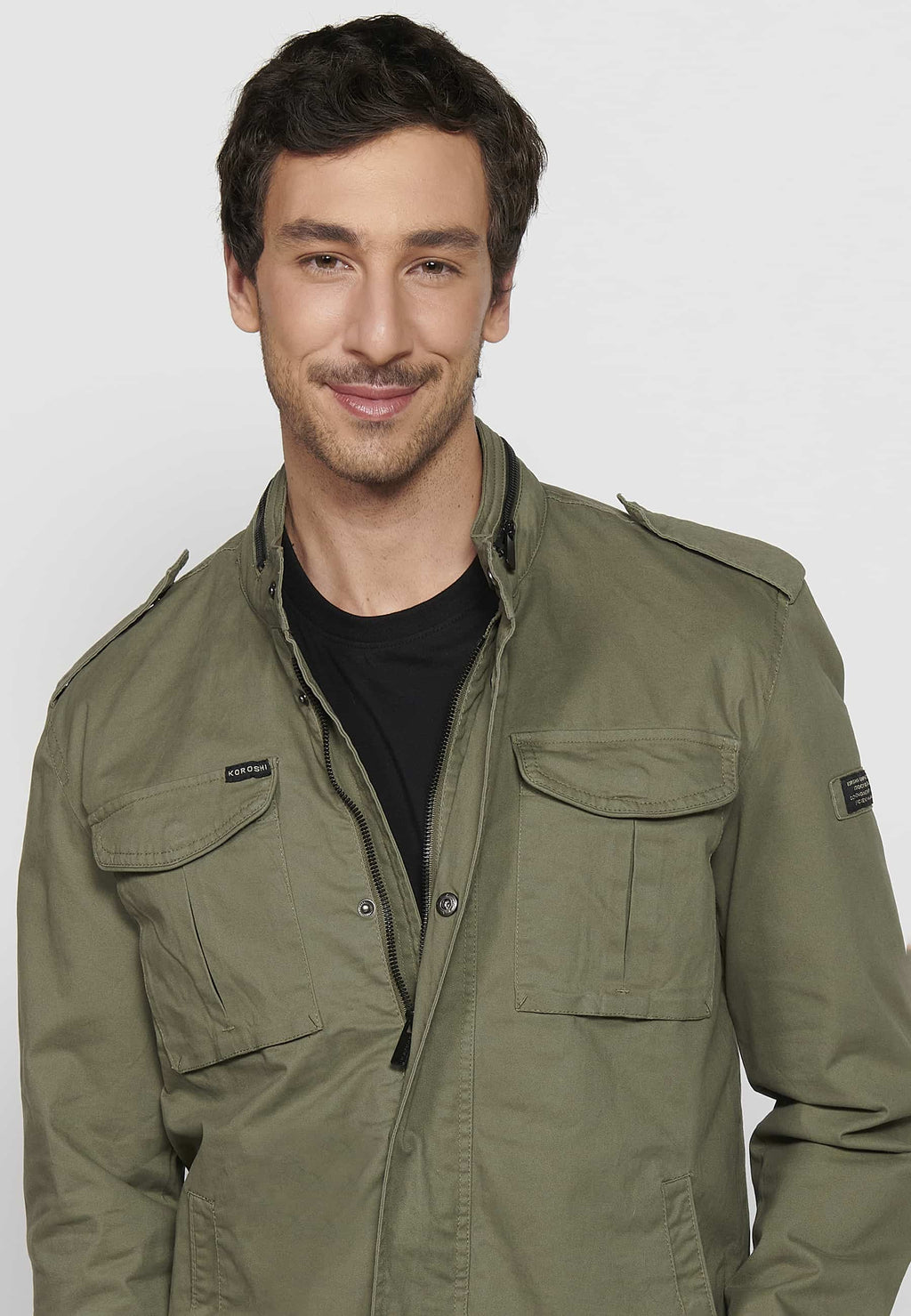 Sobrecamisa militar cuello alto con cremallera y bolsillos Hombre – Koroshi 2411JA26