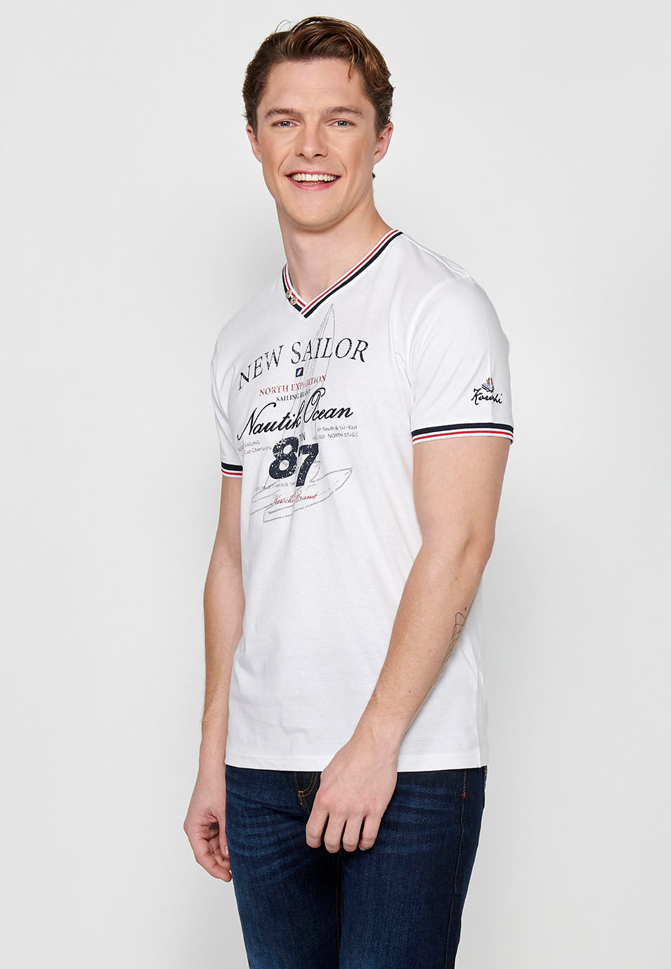 Camiseta Hombre Manga Corta Cuello Pico Estampado Náutico – Koroshi 2411MC04