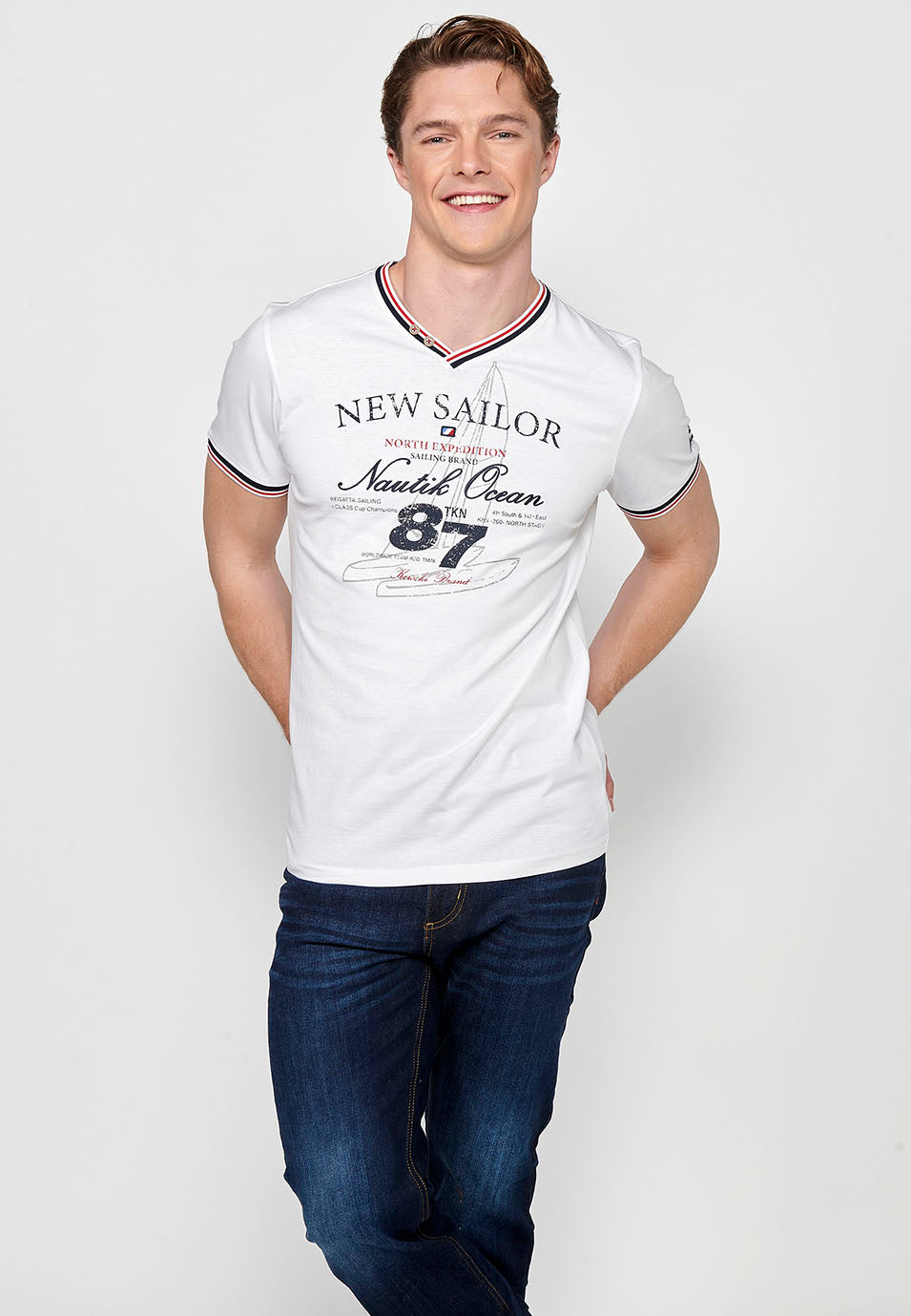 Camiseta Hombre Manga Corta Cuello Pico Estampado Náutico – Koroshi 2411MC04