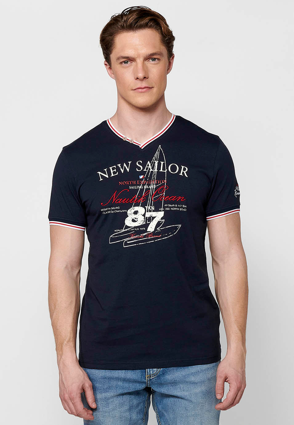Camiseta Hombre Manga Corta Cuello Pico Estampado Náutico – Koroshi 2411MC04
