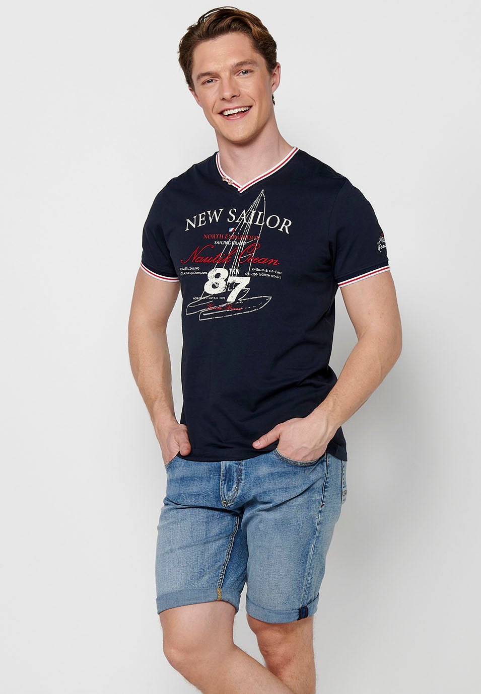 Camiseta Hombre Manga Corta Cuello Pico Estampado Náutico – Koroshi 2411MC04