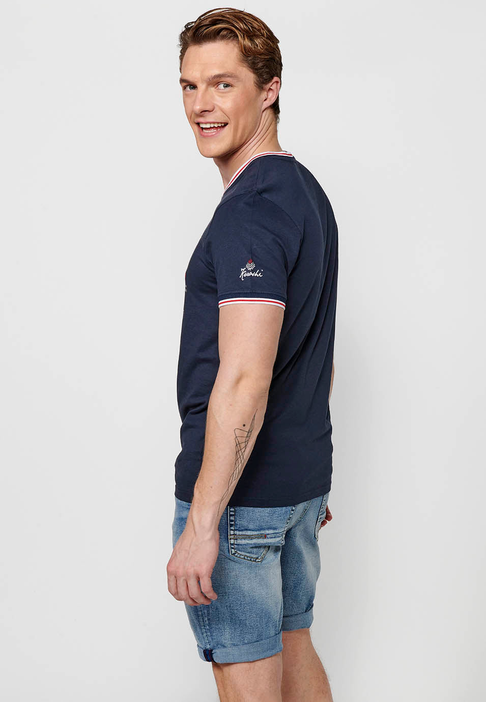 Camiseta Hombre Manga Corta Cuello Pico Estampado Náutico – Koroshi 2411MC04