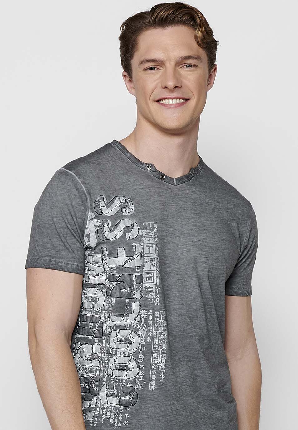 Camiseta Hombre Manga Corta Cuello con Botón Estampado – Koroshi 2411MC18