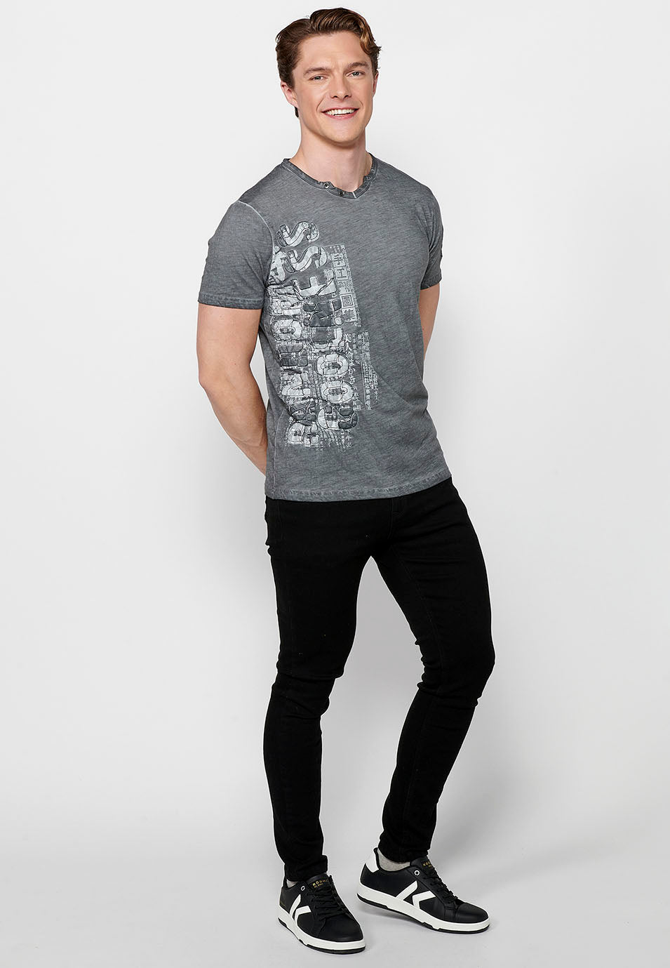 Camiseta Hombre Manga Corta Cuello con Botón Estampado – Koroshi 2411MC18