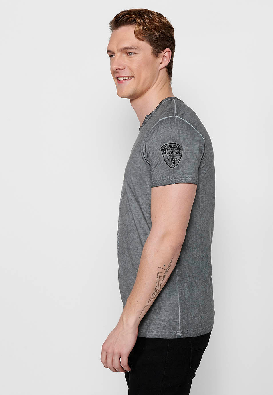 Camiseta Hombre Manga Corta Cuello con Botón Estampado – Koroshi 2411MC18