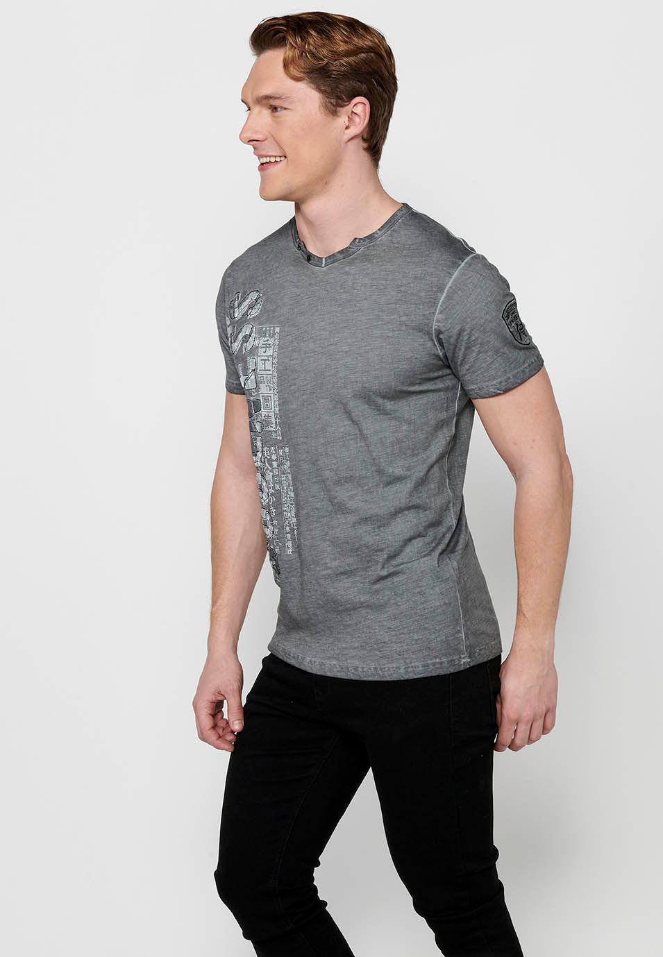 Camiseta Hombre Manga Corta Cuello con Botón Estampado – Koroshi 2411MC18