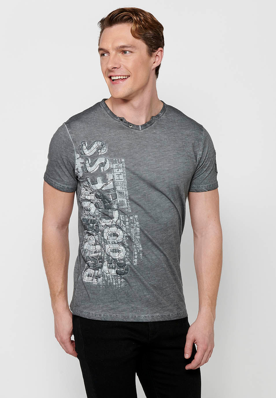 Camiseta Hombre Manga Corta Cuello con Botón Estampado – Koroshi 2411MC18