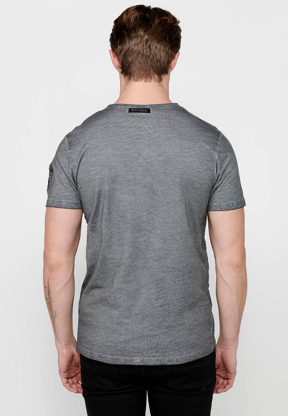 Camiseta Hombre Manga Corta Cuello con Botón Estampado – Koroshi 2411MC18