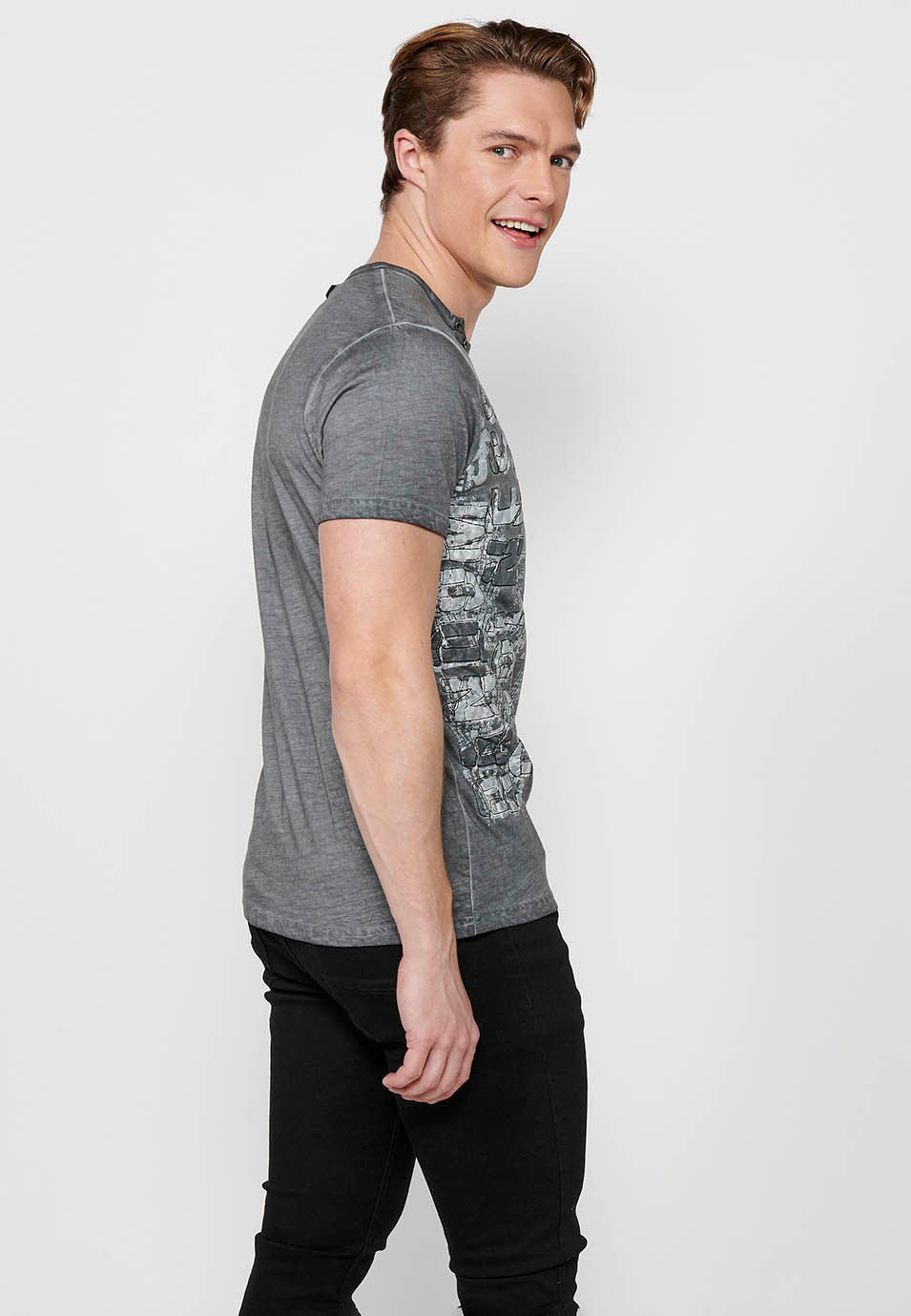 Camiseta Hombre Manga Corta Cuello con Botón Estampado – Koroshi 2411MC18