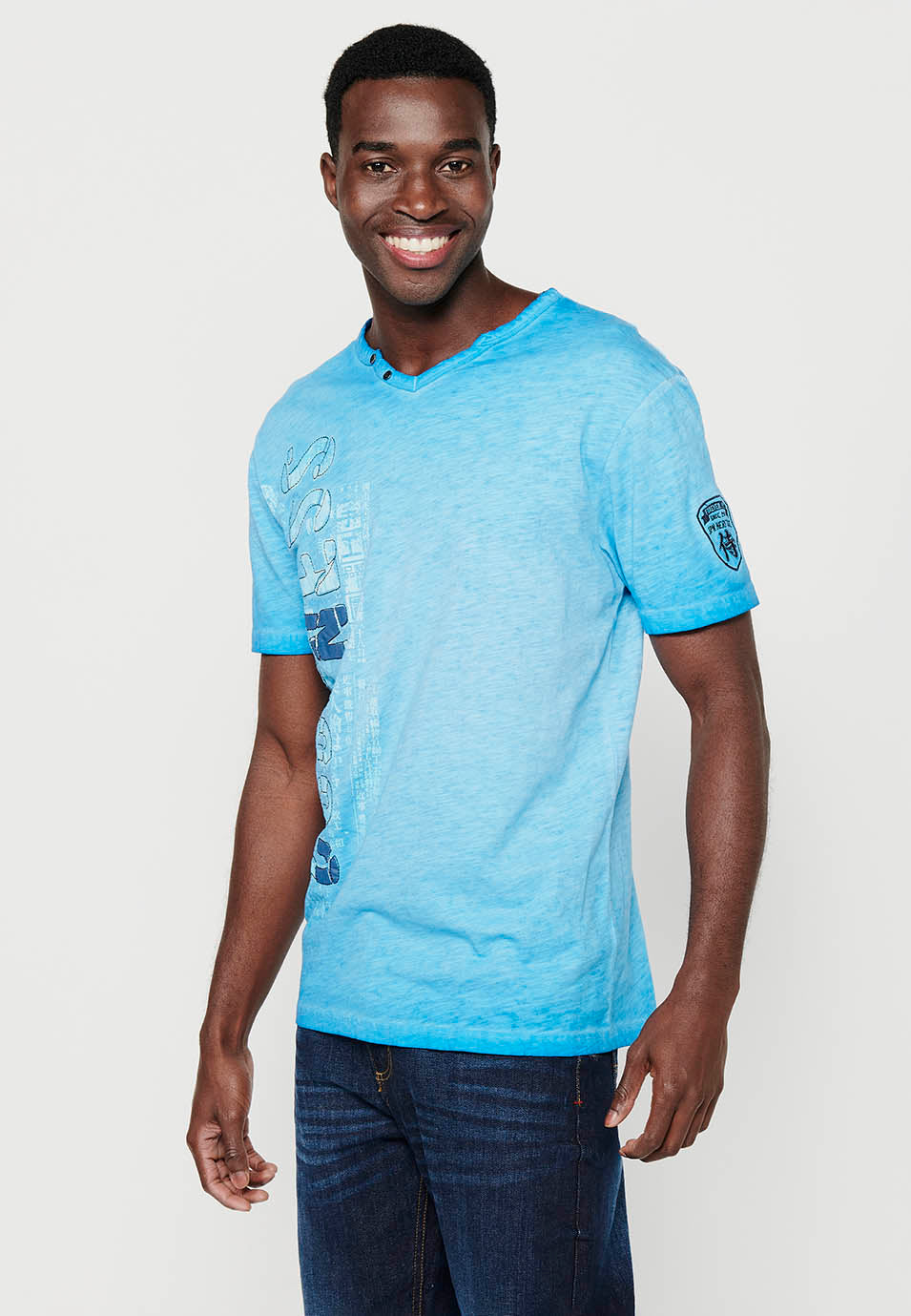 Camiseta Hombre Manga Corta Cuello con Botón Estampado – Koroshi 2411MC18