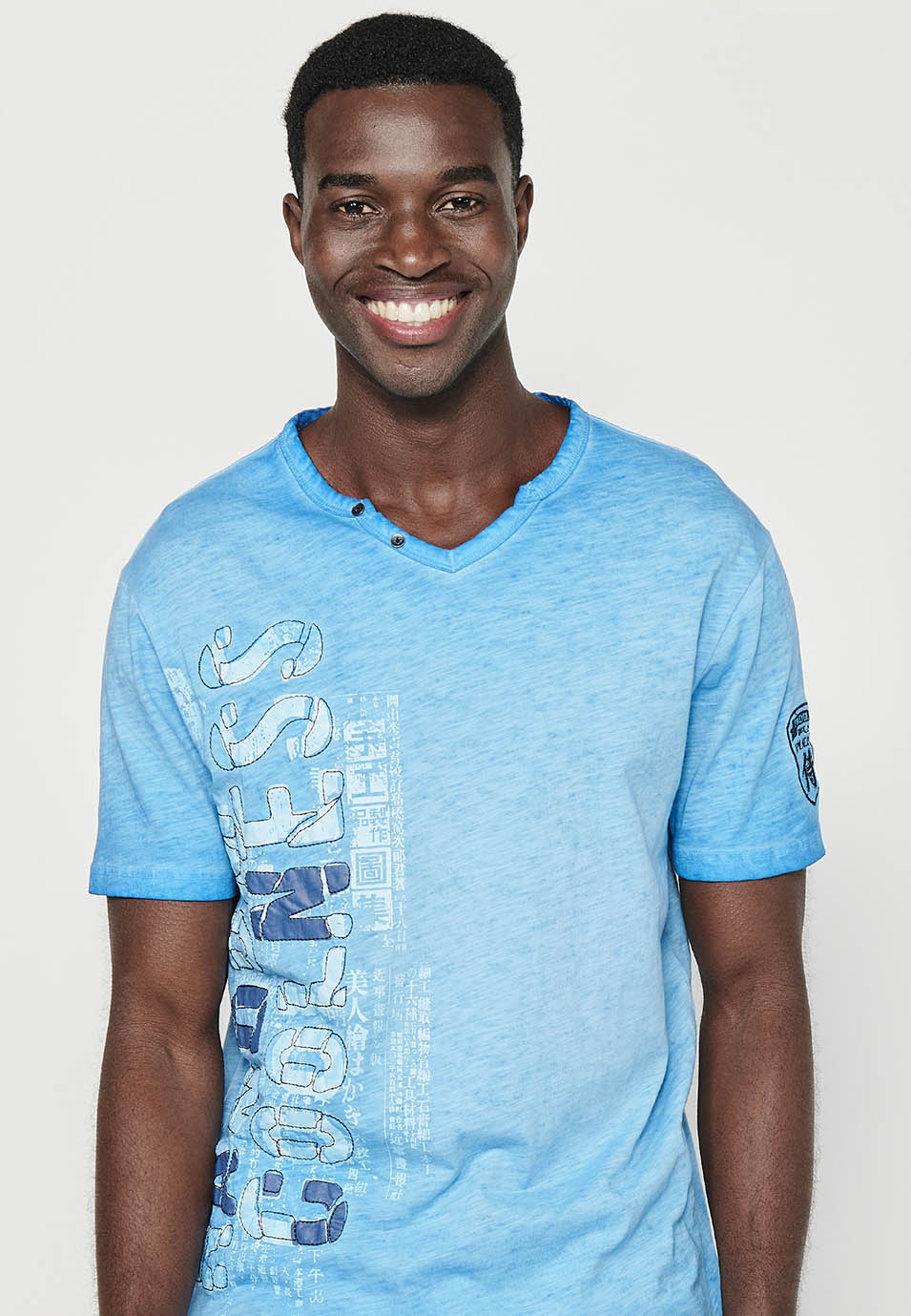 Camiseta Hombre Manga Corta Cuello con Botón Estampado – Koroshi 2411MC18