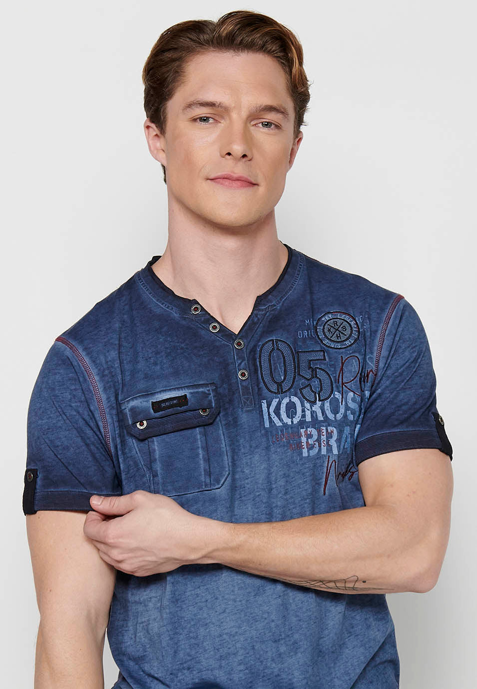 Camiseta Hombre Manga Corta Cuello con Botón Estilo Biker – Koroshi 2411MC24