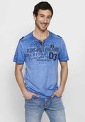 Camiseta Hombre Manga Corta Cuello Henley Estampada – Koroshi 2411MC25
