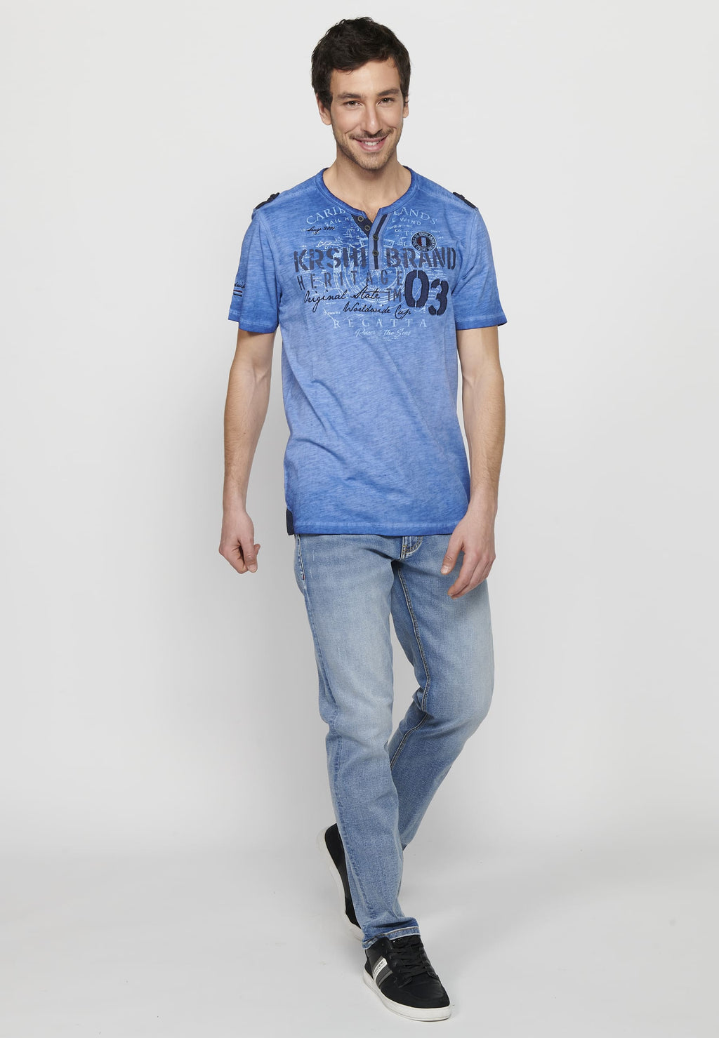 Camiseta Hombre Manga Corta Cuello Henley Estampada – Koroshi 2411MC25