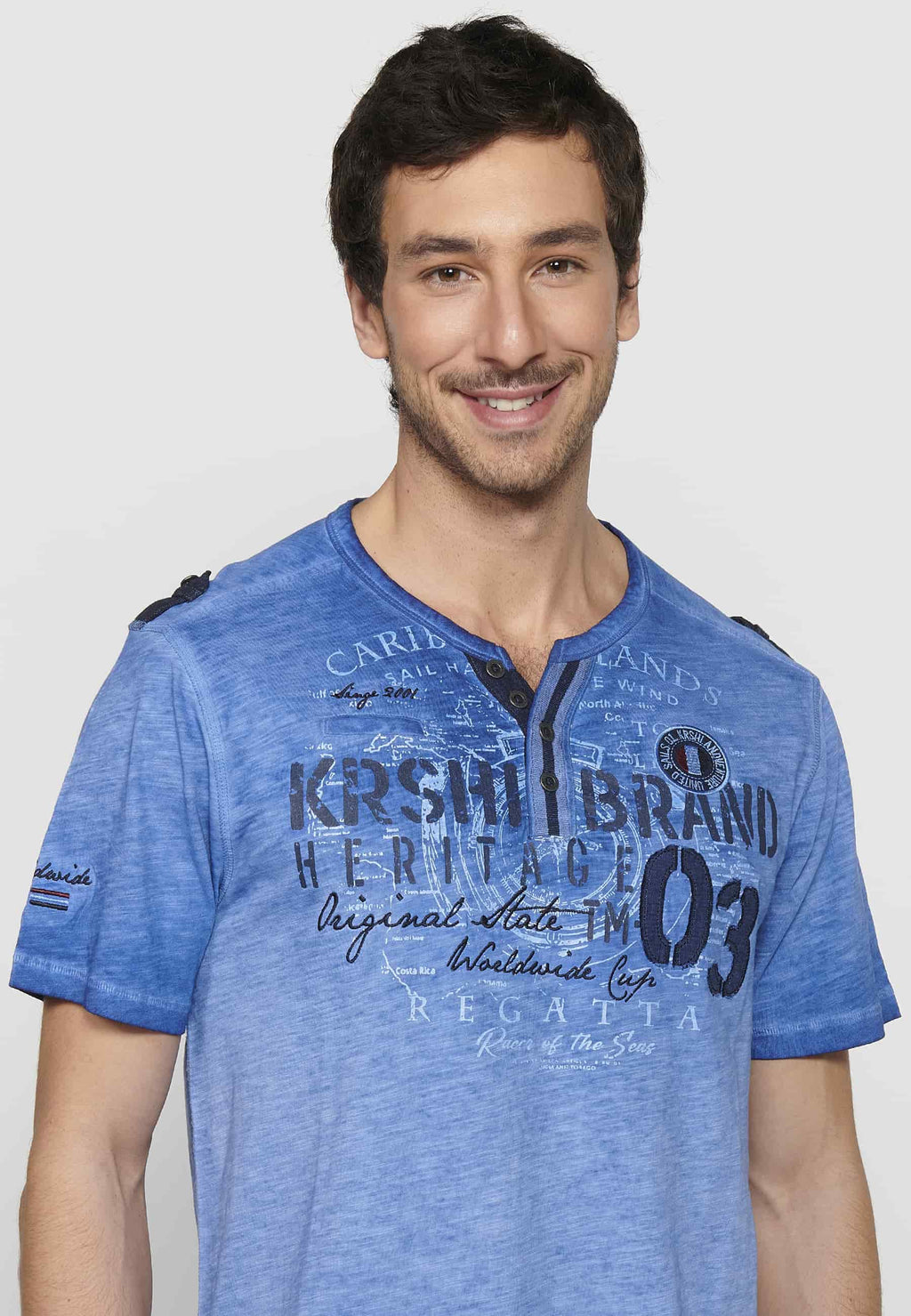 Camiseta Hombre Manga Corta Cuello Henley Estampada – Koroshi 2411MC25