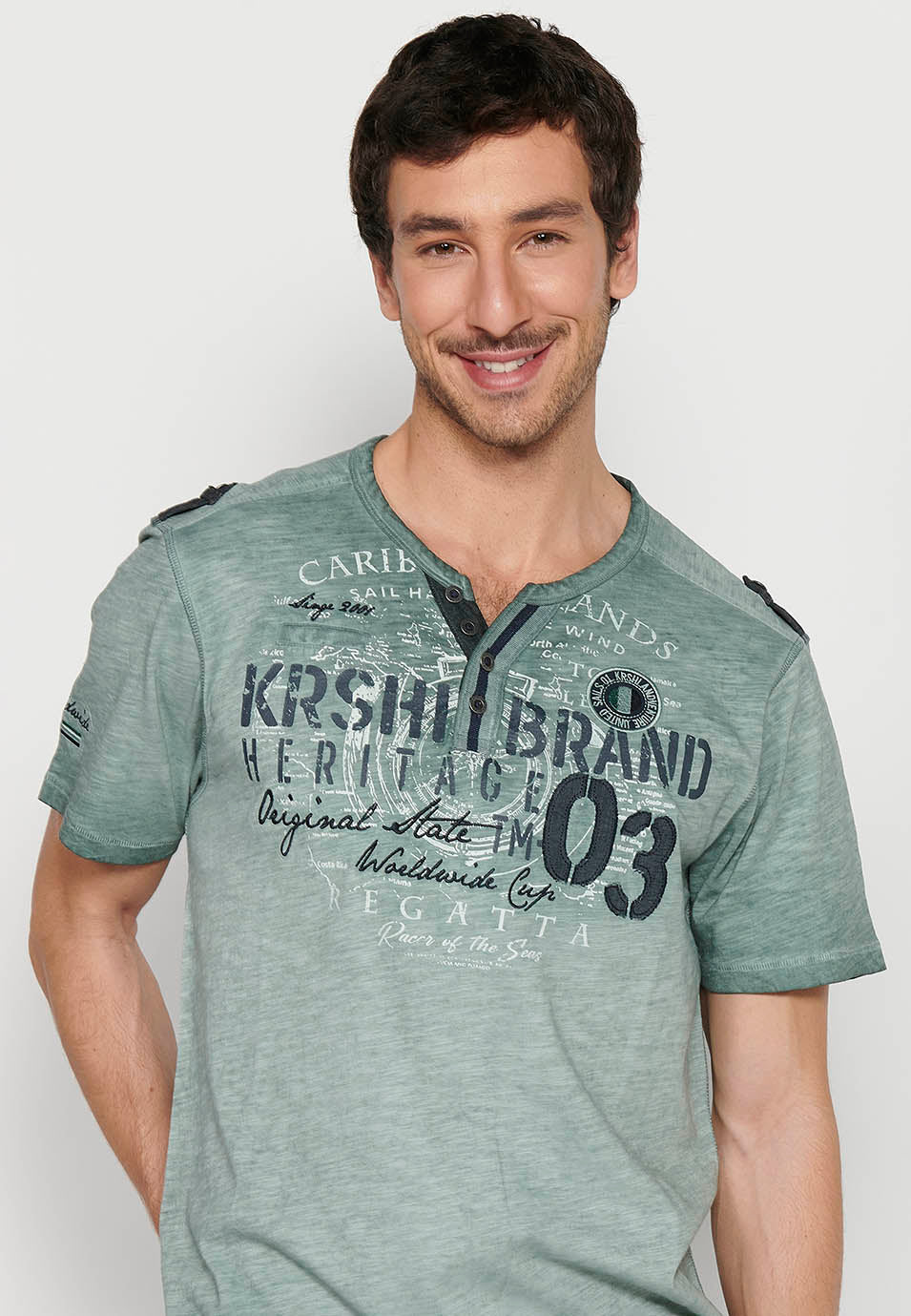 Camiseta Hombre Manga Corta Cuello Henley Estampada – Koroshi 2411MC25