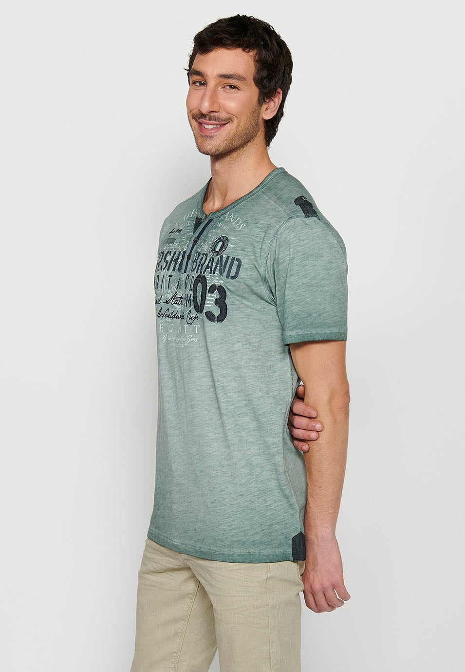 Camiseta Hombre Manga Corta Cuello Henley Estampada – Koroshi 2411MC25