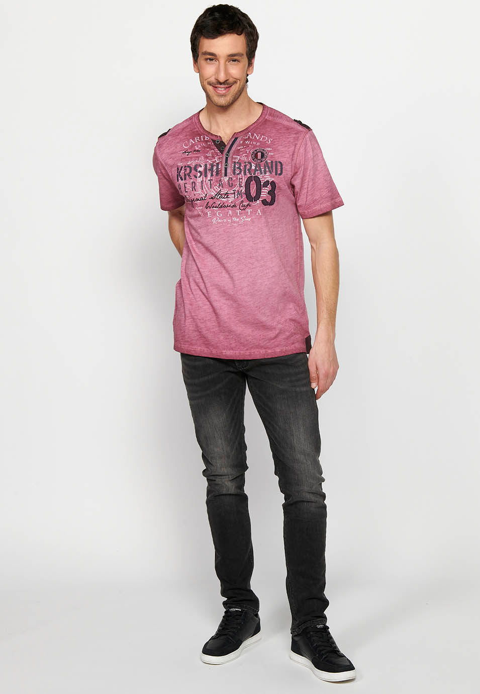 Camiseta Hombre Manga Corta Cuello Henley Estampada – Koroshi 2411MC25