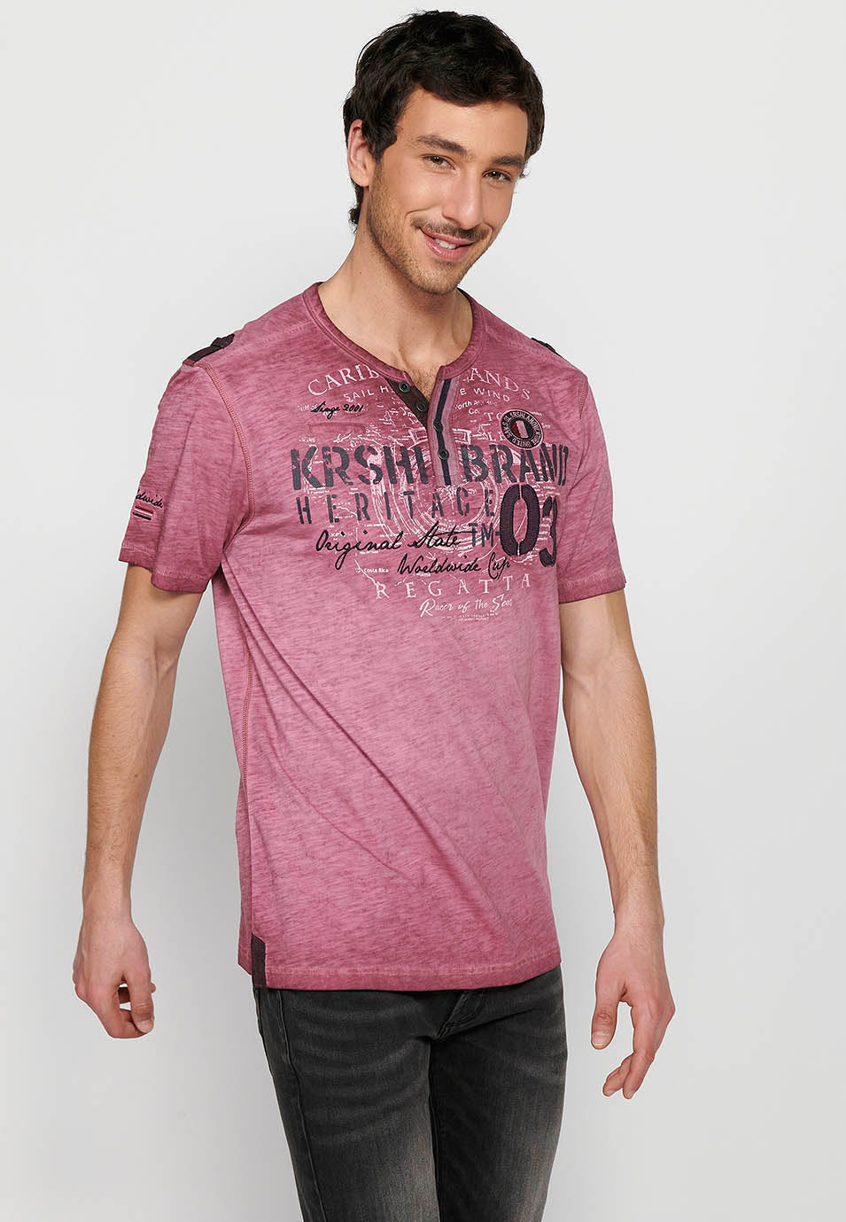 Camiseta Hombre Manga Corta Cuello Henley Estampada – Koroshi 2411MC25