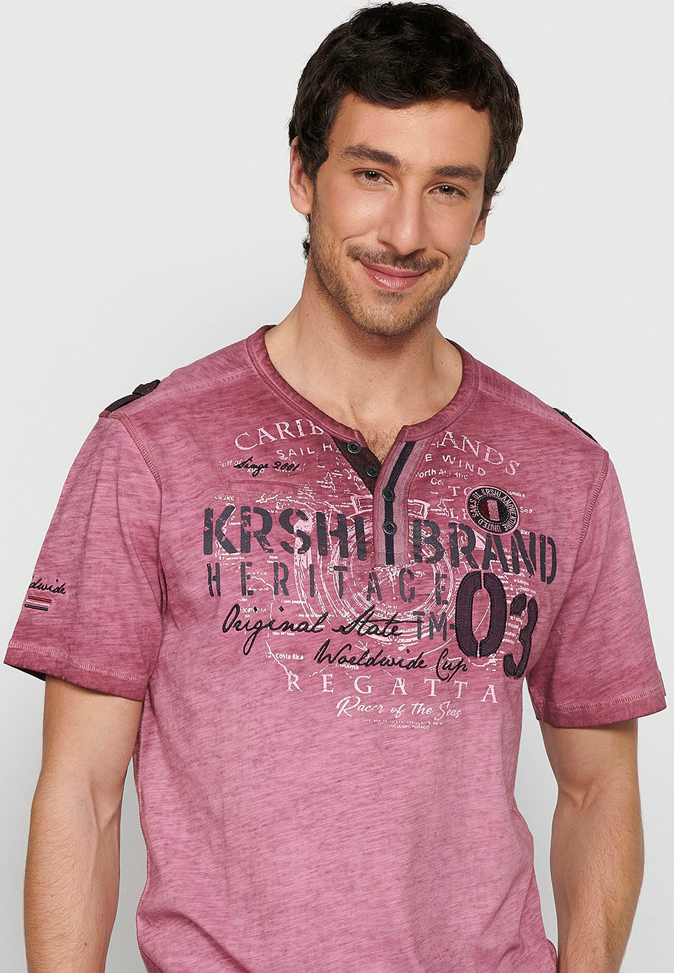 Camiseta Hombre Manga Corta Cuello Henley Estampada – Koroshi 2411MC25