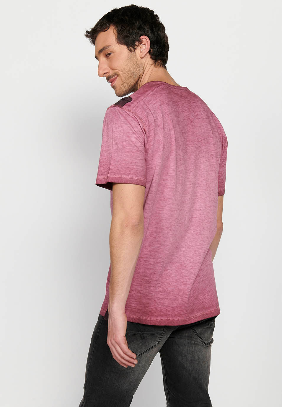 Camiseta Hombre Manga Corta Cuello Henley Estampada – Koroshi 2411MC25